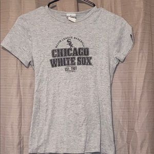 Chicago white Sox t- shirt.